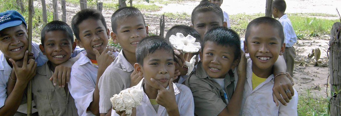 Gruppe von Kindern im thailändischen Mukdahan (Isaan) Mukdahan ist die Hauptstadt der gleichnamigen Provinz und fast 750 km von Bangkok entfernt.
