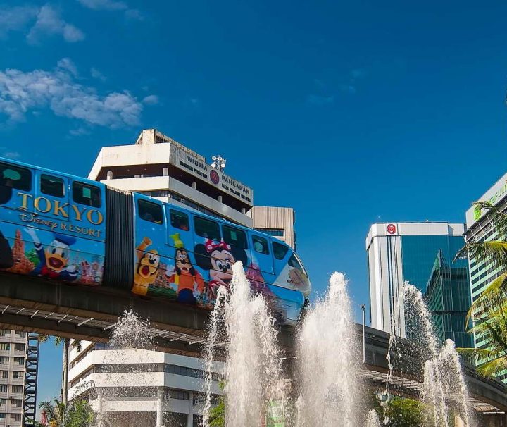 Die Kuala Lumpur Monorail (besser bekannt als KL Monorail) bedient auf einer 8,6 km langen, zweispurigen Strecke elf Haltestellen in der Innenstadt von Kuala Lumpur.