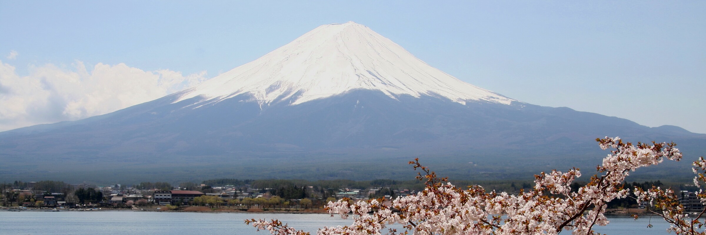 Majestätischer Blick auf den Mount Fuji bei Japans Kirschblüte, der besten Reisezeit für Japan Reisen