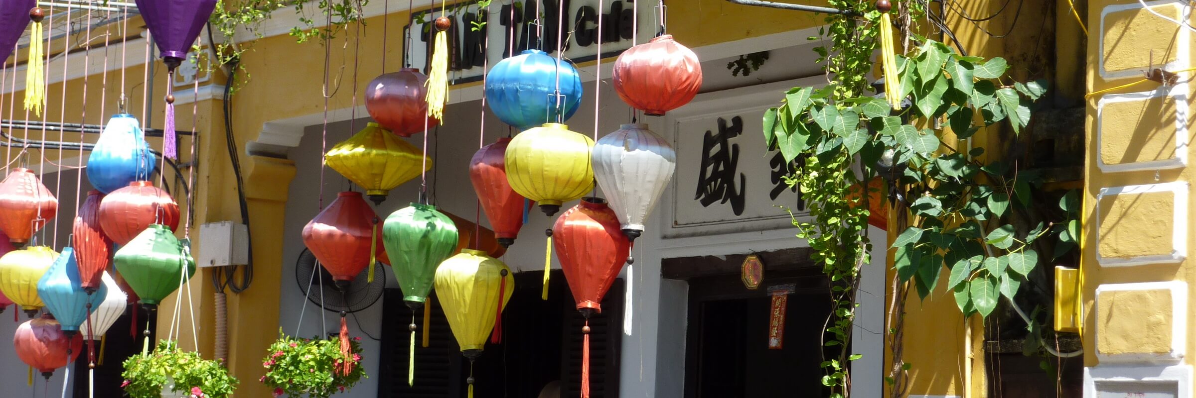 Der Anblick von mit farbenfrohen Lampions geschmückten Hauswänden ist keine Seltenheit in Hoi An.