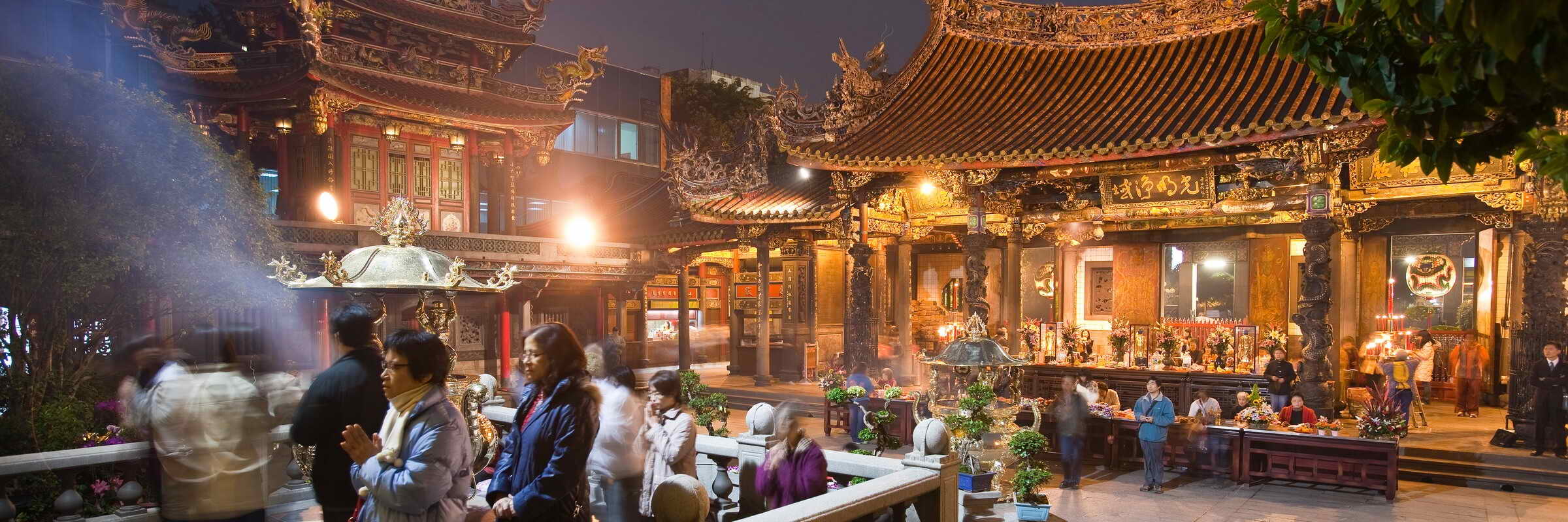 Der Longshan-Tempel in Taipeh ist der älteste Tempel der Stadt und sowohl Ort der Verehrung, als auch sozialer Treffpunkt.