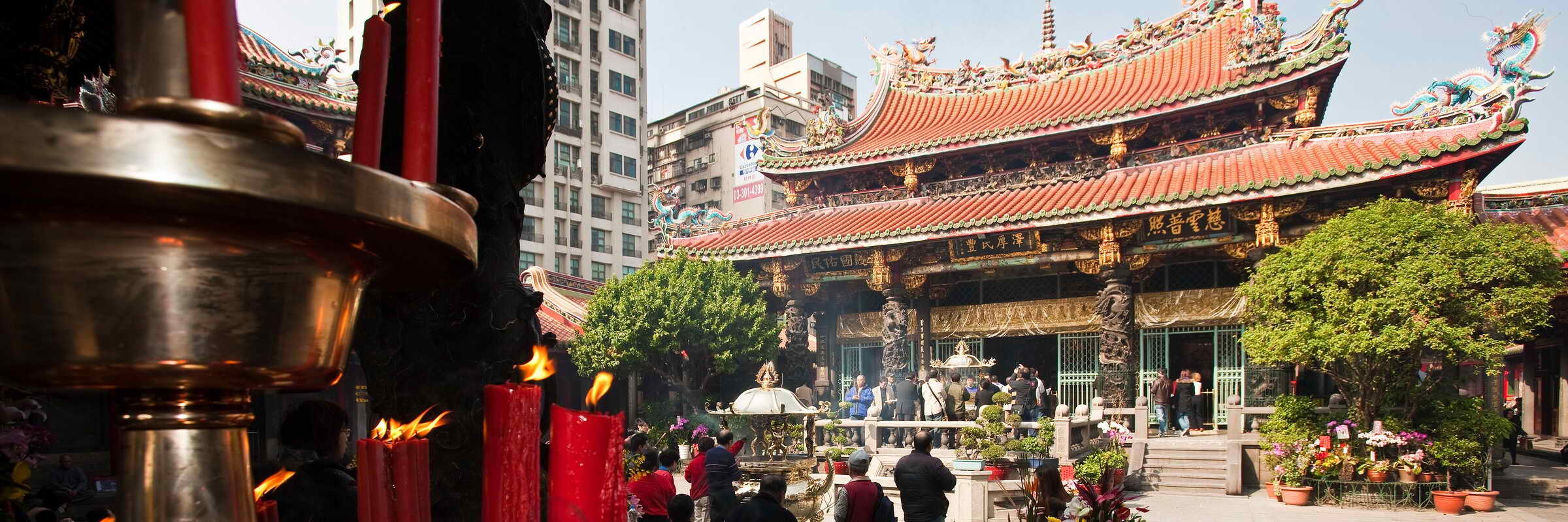 Der Longshan-Tempel in Taipeh Der berühmte Longshan-Tempel in Taipeh wurde 1738 von chinesischen Einwanderern erbaut.