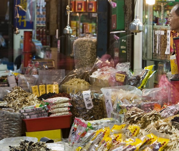 Die Dihua Street in Taipeh ist bekannt für ihre vielen farbenfrohen Marktstände und kleine Läden.