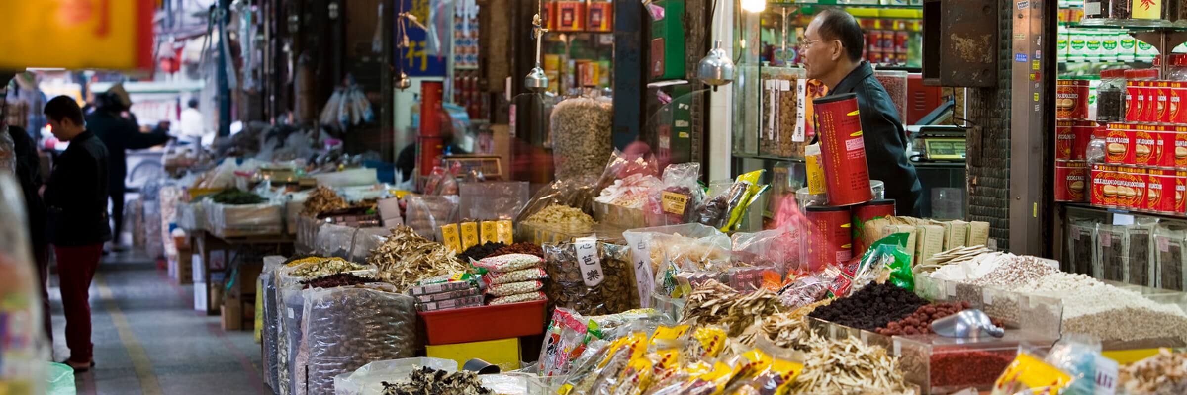 Die Dihua Street in Taipeh ist bekannt für ihre vielen farbenfrohen Marktstände und kleine Läden.