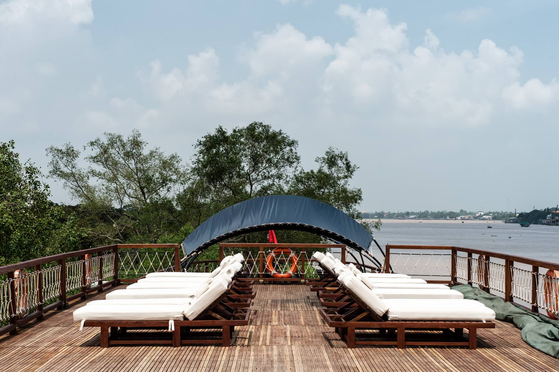 Das Sonnendeck der Mekong Eyes Cruise lädt zum Entspannen ein.