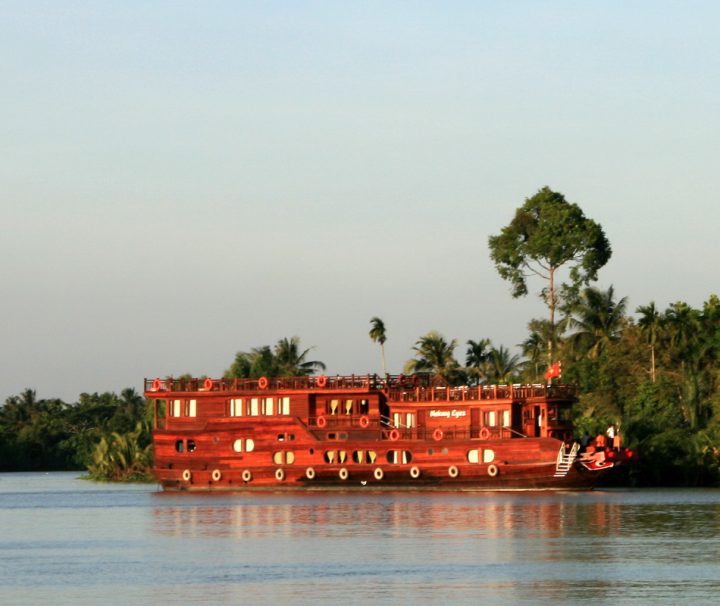 Die Mekong Eyes ist ein Urlaubsschiff mit 14 gemütlichen Kabinen und einem stilvollen Restaurant mit Bar.