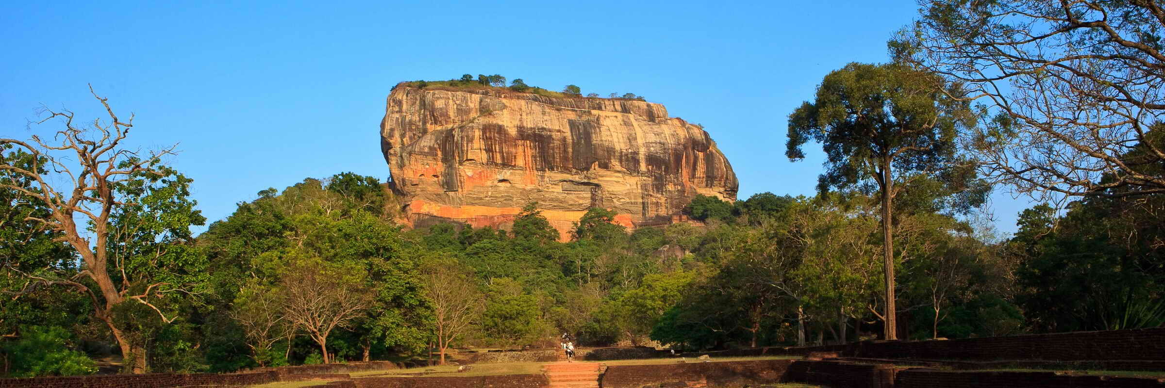 Auf dem Monolith Sigiriya auf Sri Lanka befinden sich die Ruinen einer historischen Felsenfestung. 1982 wurde Sigiriya zum UNESCO-Weltkulturerbe erklärt.