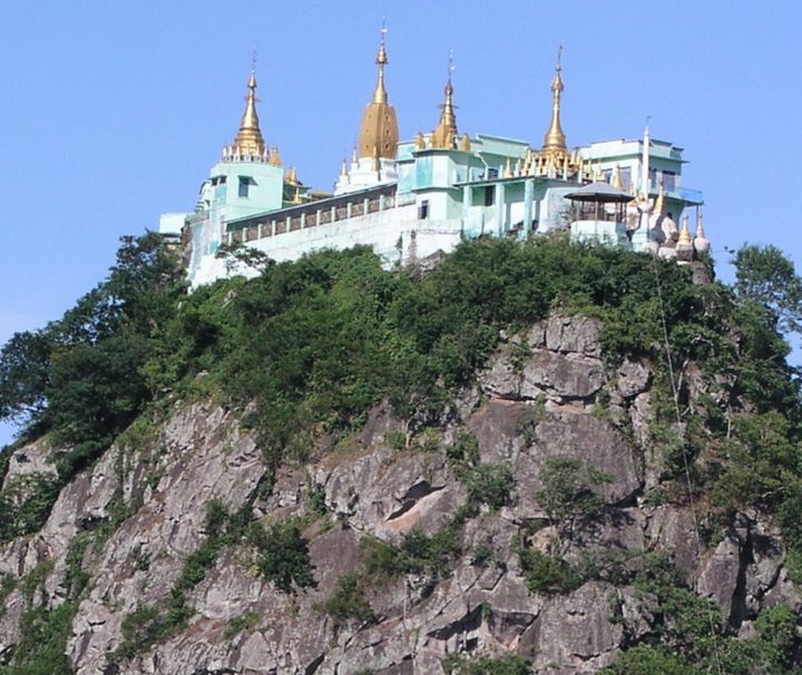 Auf dem 737 m hohen Gipfel des Vulkankegel Taung Kalat befindet sich die Tuyin Taung-Pagode, die über eine überdachte Treppe erreicht werden kann.