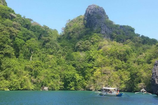 Palawan ist nicht nur klassisch schön, die Landschaft besticht durch steile Klippen, grüne Felsen und glasklares Wasser