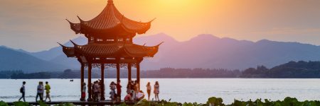 Der malerische West-See in Hangzhou zählt zu den schönsten des Landes und wurde 2011 in die Liste des UNESCO Weltkulturerbes aufgenommen. Ihre China Reisen anspruchsvoll und abwechslungsreich mit den Asienexperten von reisefieber planen