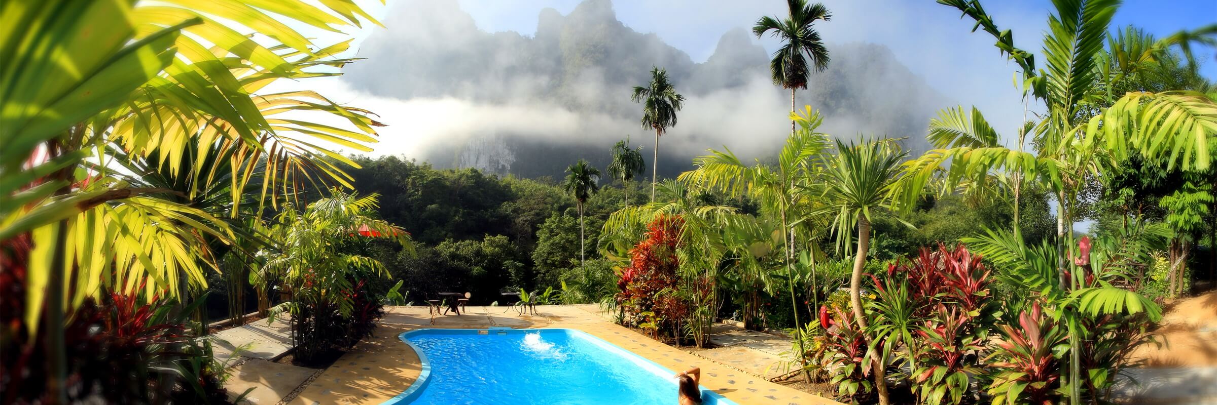 Thailand Erlebnis: Der einladende Pool mit einmaliger Aussicht im Elephant Hills Camp im Khao Sok Nationalpark