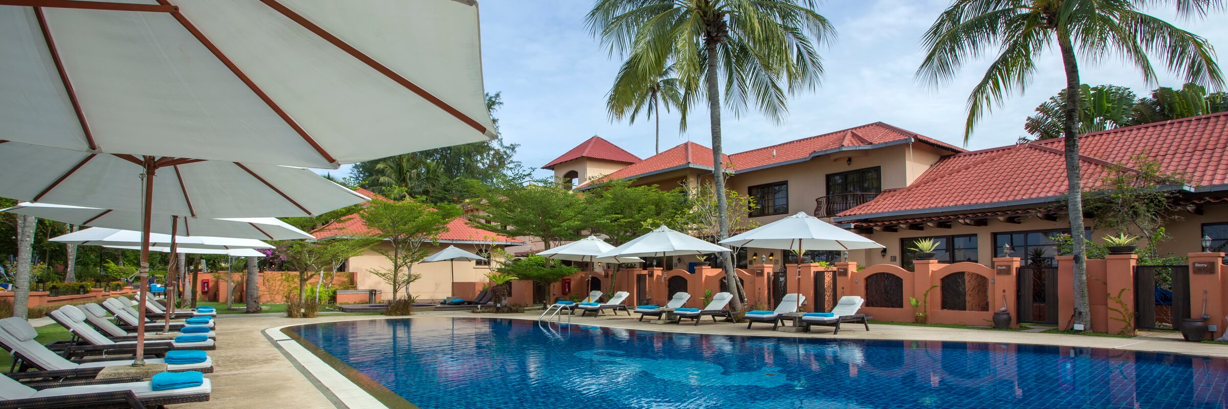 Stilvolle Poollandschaft mit Sonnenterasse des Casa del Mar Boutique-Hotel in Malaysia