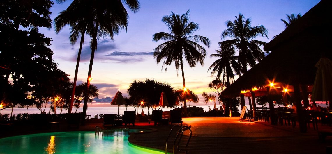 Der Pool bei Sonnenuntergang im Moonlight Exotic Bay Resort wirkt malerisch