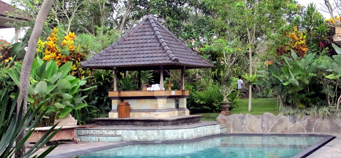 Der stilvolle Pool im harmonischen Tropengarten des Sri Ratih Cottages