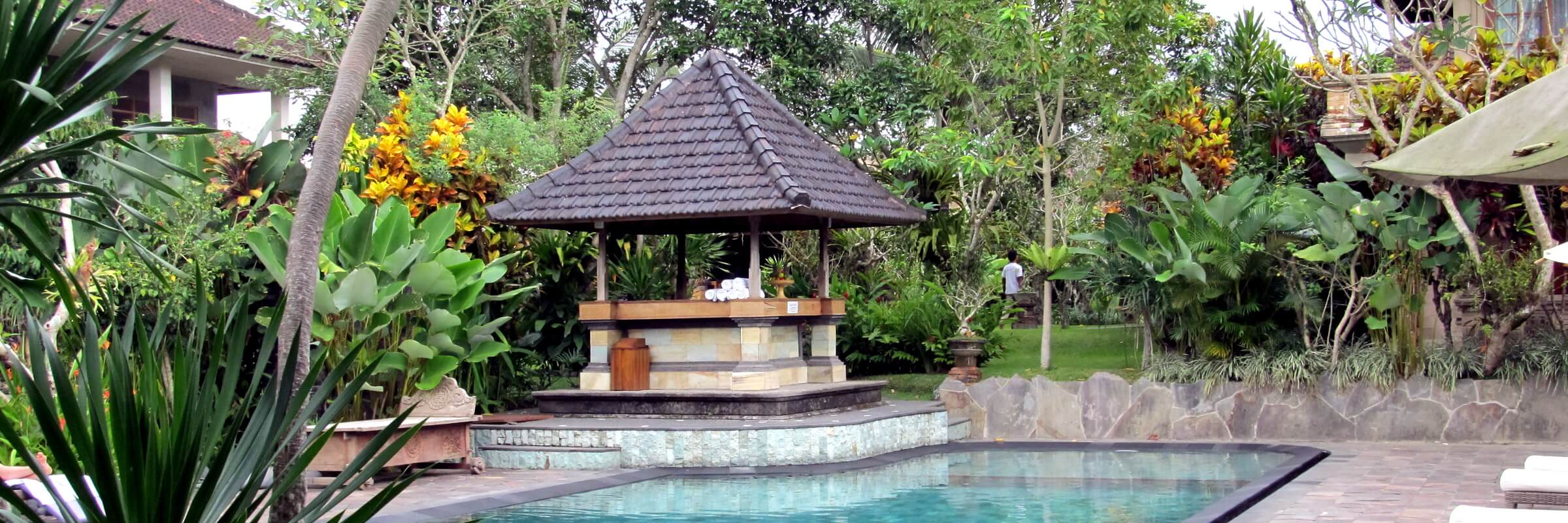 Der stilvolle Pool im harmonischen Tropengarten des Sri Ratih Cottages