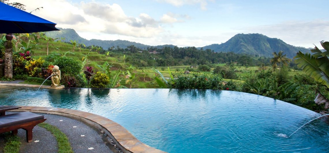 Der einladende Infinity Pool des Surya Shanti Villa aus Bali