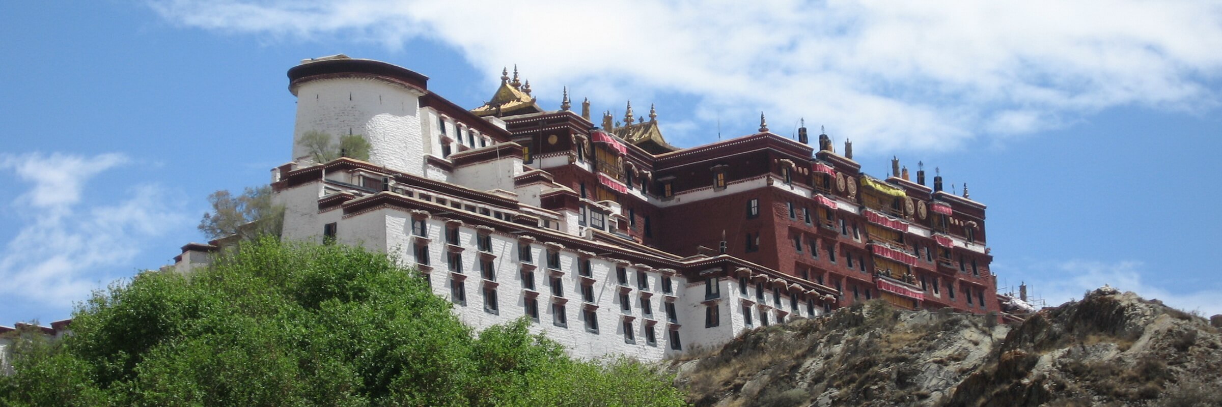Der Potala Palast liegt auf dem Berg „Mar-po-ri“, der sich 130 Meter über Lhasa, der Hauptstadt des autonomen tibetischen Gebietes, erhebt.