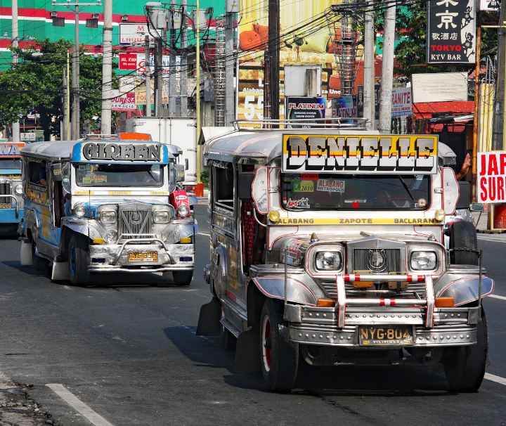 Jeepneys sind zu Kleinbussen umgebaute Geländewagen und gelten als typisches Verkehrsmittel auf den Philippinen.