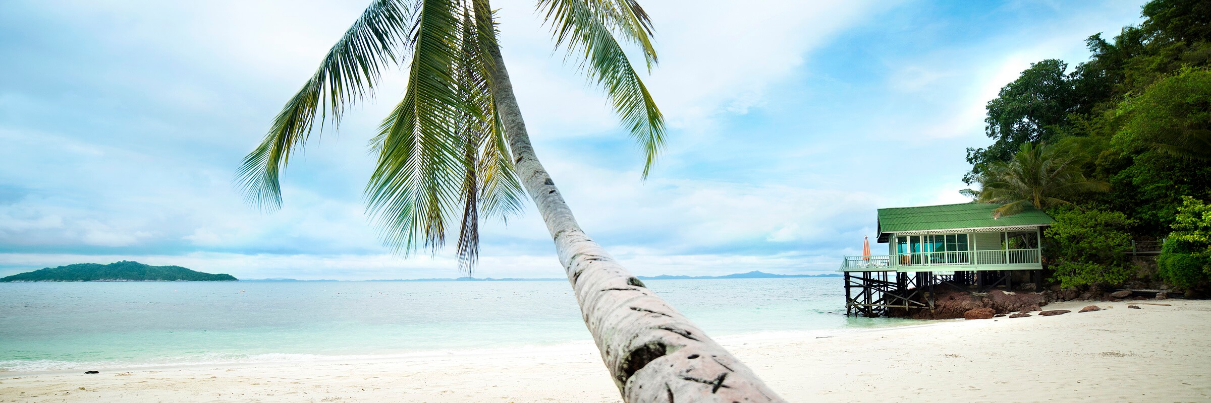 Die kleine Koralleninsel Pulau Rawa ist ein wahres Paradies mit palmengesäumtem Sandstrand, tiefblauem Meer und unberührter Natur.