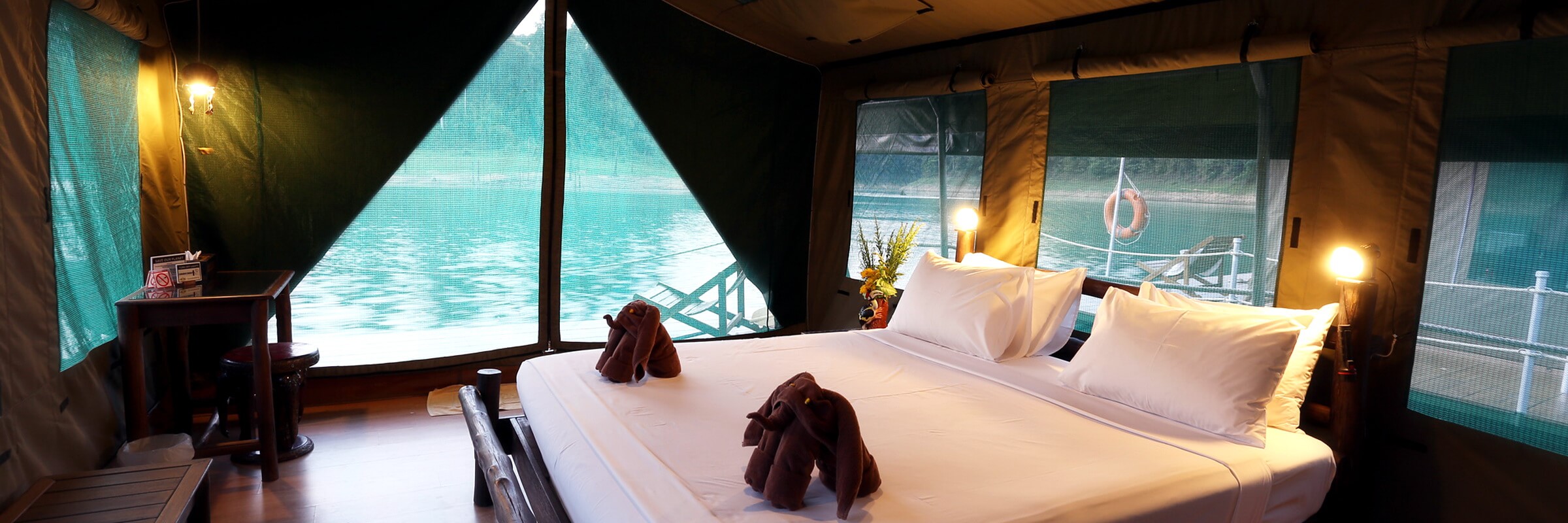 Innenansicht der luxuriösen schwimmenden Zelte im Elephant Hills Rainforest Camp