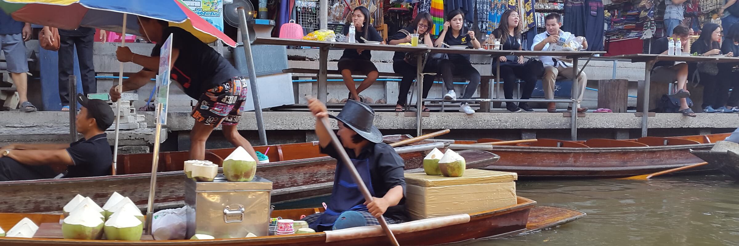 Der Landkreis Damnon Saduak ist bekannt für seinen schwimmenden Markt, der der größte und bekannteste in ganz Thailand ist.