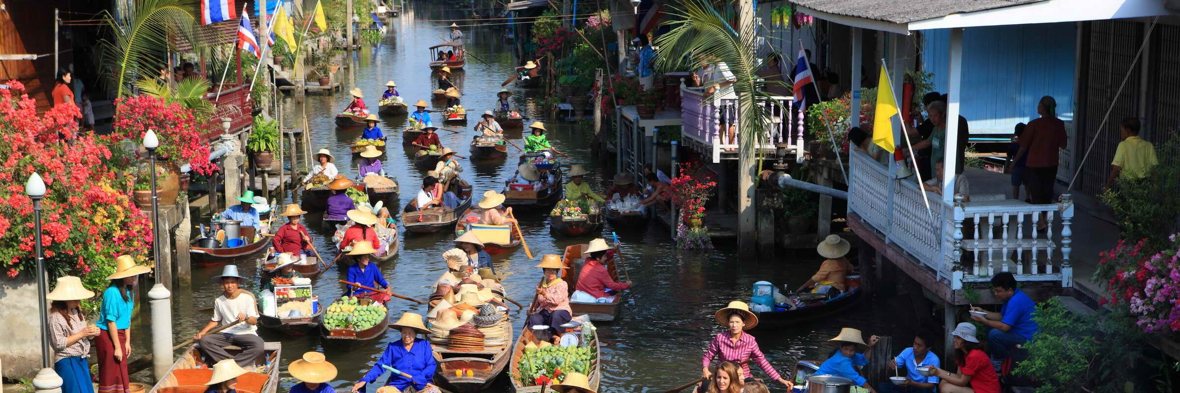 Die exotischen Produkte, die auf den schwimmenden Märkten verkauft werden, sind oftmals auch interessante Fotomotive für Touristen