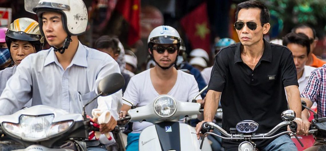 Rollerfahrer prägen das Stadtbild von Hanoi