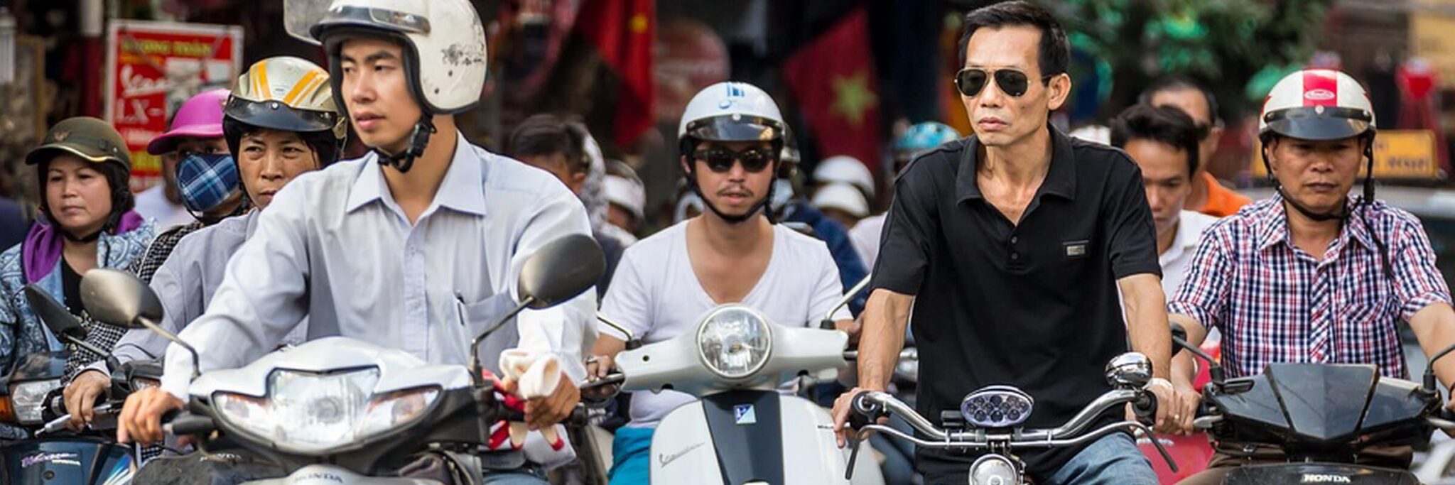 Rollerfahrer prägen das Stadtbild von Hanoi