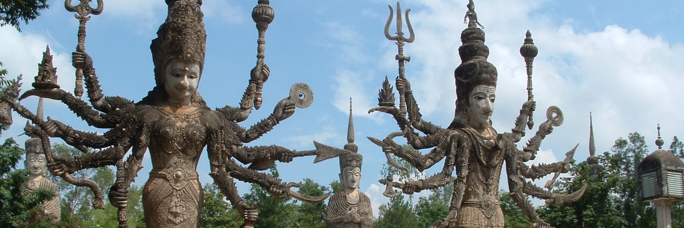 In der Parkanlage Wat Khaek stehen zahlreiche, teilweise über 20 m hohe, Skulpturen, die Figuren aus der Götterwelt der hinduistischen und buddhistischen Mythologie darstellen.