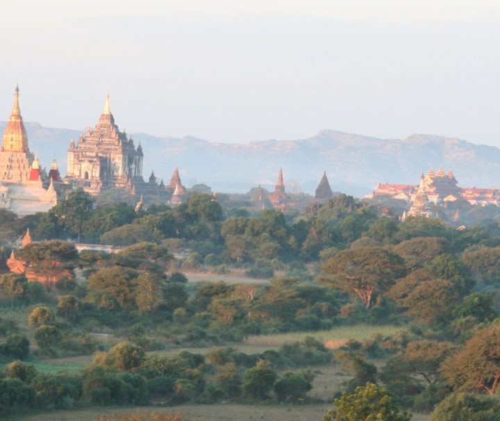 Bagan gehört zum UNESCO-Weltkulturerbe und erstreckt sich über eine Ebene mit tausenden Tempelruinen aus dem 12. Jahrhundert.