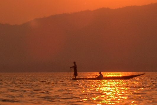 Der von Bergen und Wäldern umgebene Inle See bietet besonders bei Sonnenuntergang eine faszinierende Szenerie.