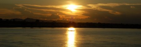 Malerische Sonnenuntergänge sind ein Bild, dass sich  jedem Reisenden auf dem Irrawaddy bietet.