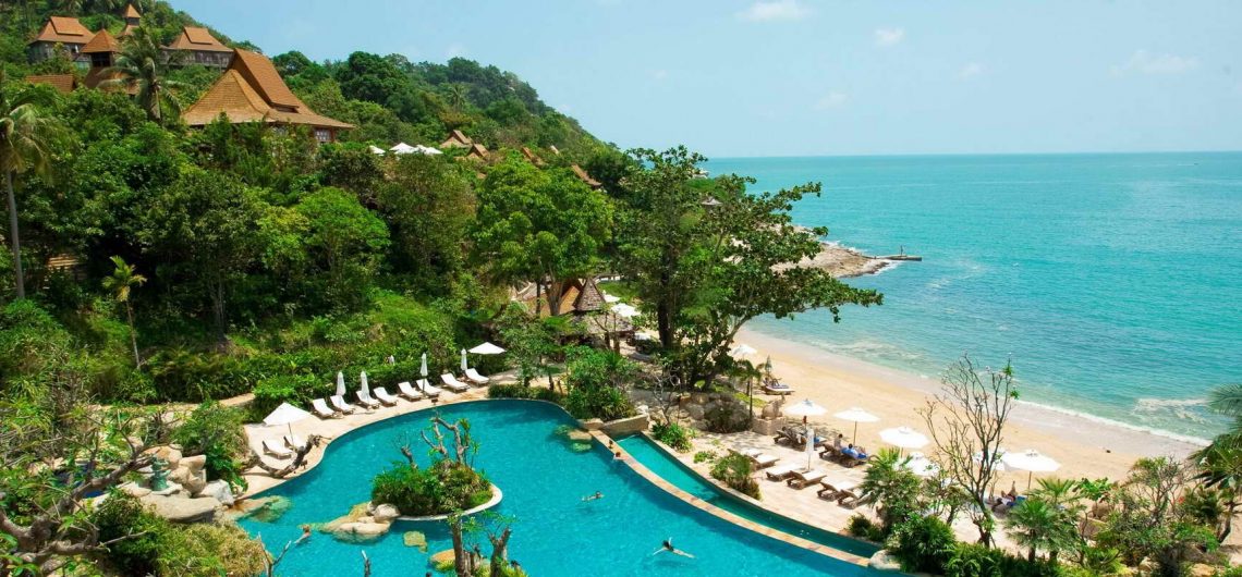 Der private Strand und ausladende Hauptpool Santhiya Koh Phangan Resort & Spa