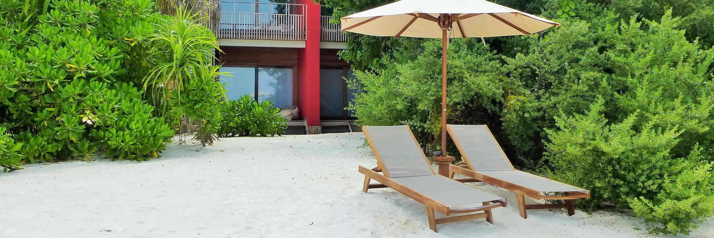 Die Strandliegen am hauseigenen Sandstrand vor The Barefoot Eco Hotel laden zum Verweilen ein.