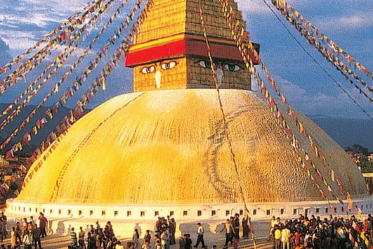 Der Stupa in Bodnath nahe Kathmandu ist seit Jahrhunderten eines der bedeutendsten Ziele buddhistischer Pilger im Himalaya und gehört mit einer Höhe von 36 m zu den größten seiner Art. Ein Highlight auf Ihrer Nepal Reise.