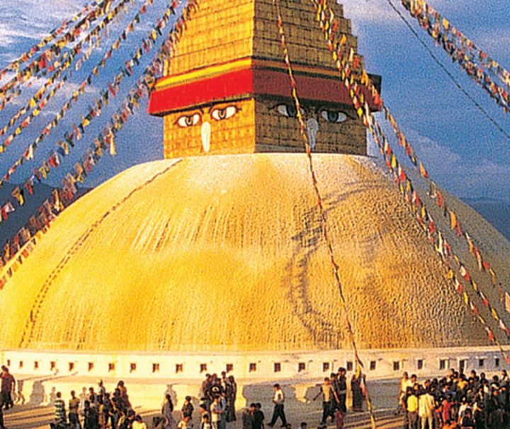 Der Stupa in Bodnath nahe Kathmandu ist seit Jahrhunderten eines der bedeutendsten Ziele buddhistischer Pilger im Himalaya und gehört mit einer Höhe von 36 m zu den größten seiner Art. Ein Highlight auf Ihrer Nepal Reise.