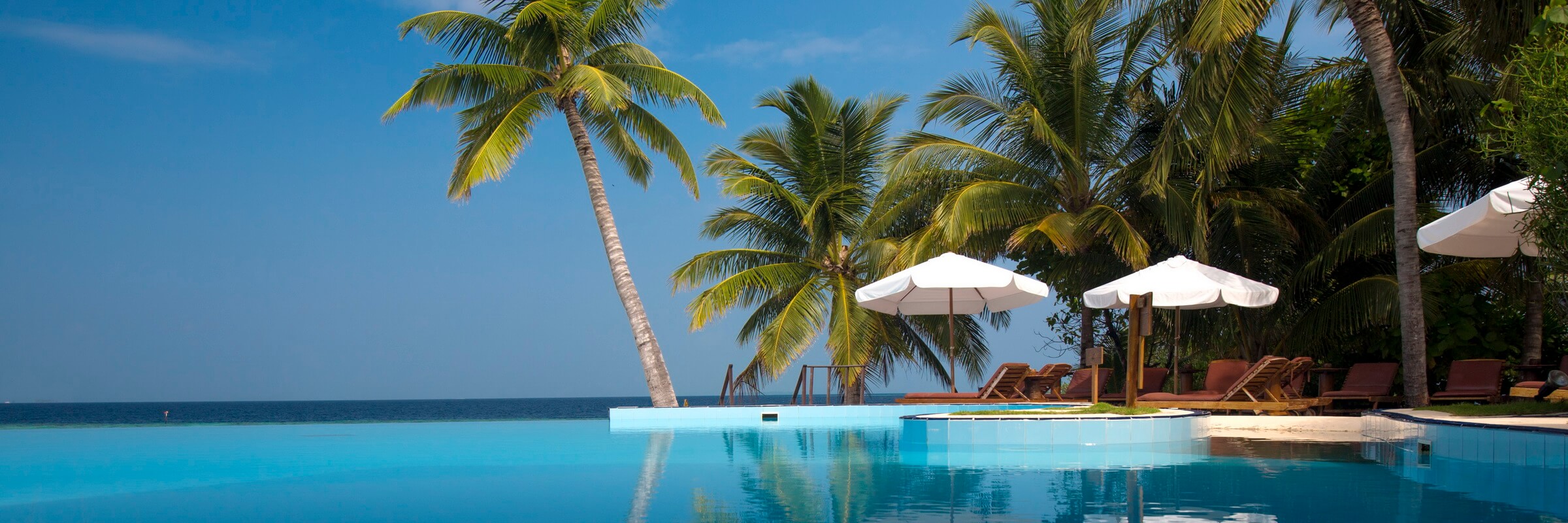 Im Filitheyo Island Resort steht den Gästen ein großer Swimminpool mit Poolbar und Terrasse zur Verfügung.