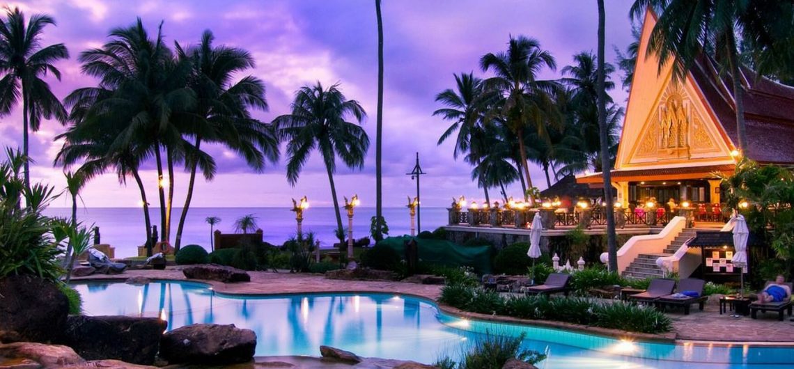 Die luxuriöse Anlage des Santhiya Tree Koh Chang Resorts verfügt über einen großen Swimmingpool mit kleinem Wasserfall.