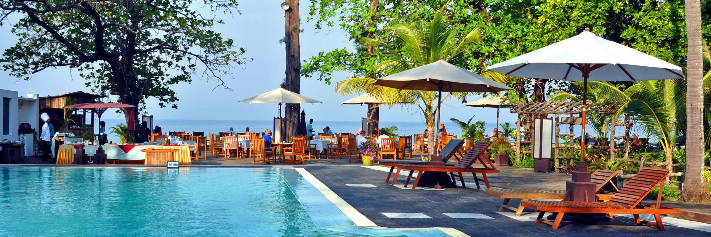 Ein großer Swimmingpool sorgt für Erfrischung im Thande Beach Hotel und lädt zum Sonnenbaden und Relaxen ein.