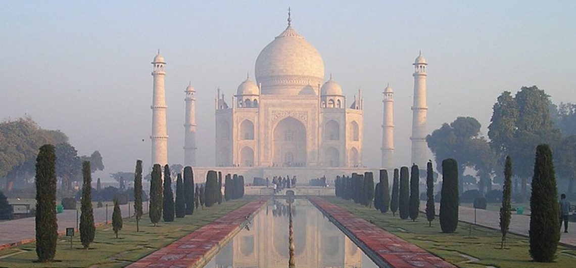 Das Taj Mahal in Agra in Nordindien gehört zu den Highlights einer Indien Reise.