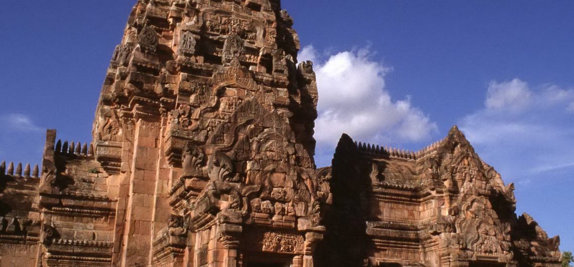 Der Tempelbezirk Phanom Rung im Osten von Thailand (Isaan) befindet sich auf einem erloschenen Vulkan, ungefähr 50 km von der Provinzhauptstadt Buri Ram entfernt.