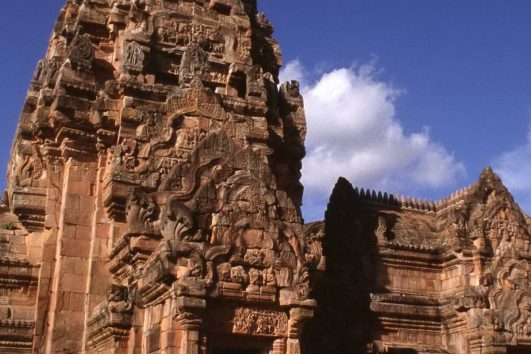 Der Tempelbezirk Phanom Rung im Osten von Thailand (Isaan) befindet sich auf einem erloschenen Vulkan, ungefähr 50 km von der Provinzhauptstadt Buri Ram entfernt.