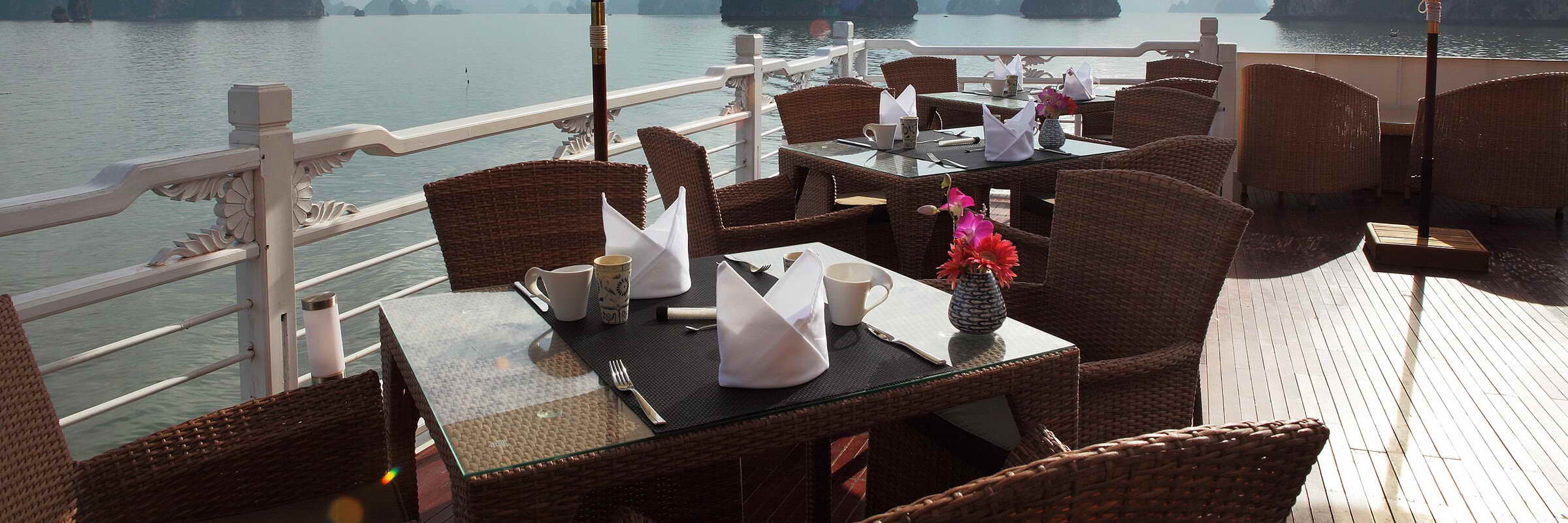 Auf dem Luxusschiff Au Co gibt es eine herrliche Terrasse zum Essen und Geniessen