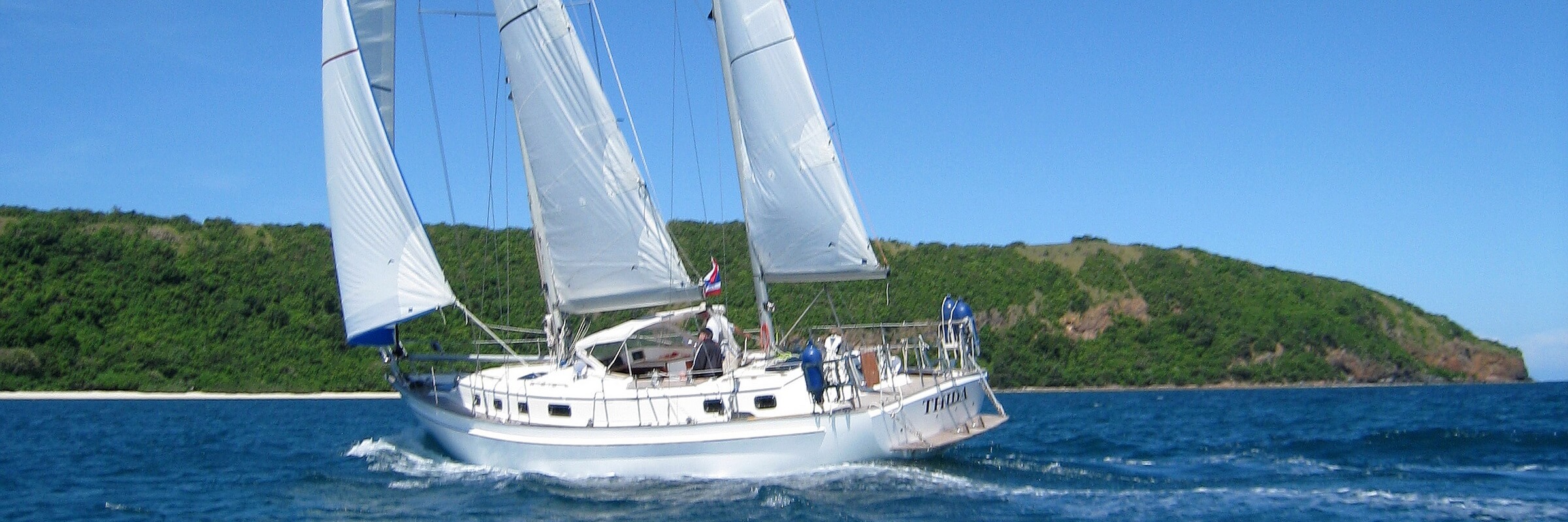 Die Thida ist eine klassische Segelyacht die in Thailand zum Segeltörn einlädt.