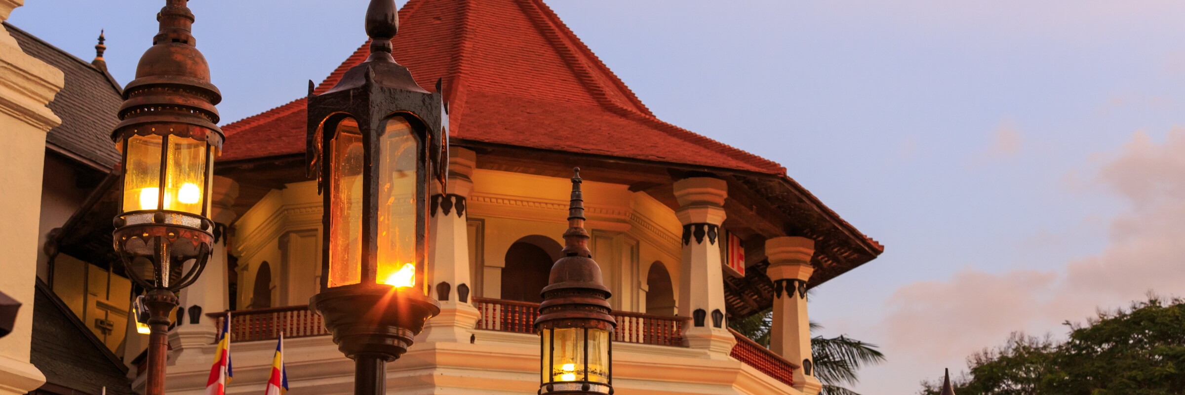 Der Turm vom Tempel des Zahns in Kandy Der Tempel des Zahns verdankt seinen Namen dem kostbaren Heiligtum, das hier aufbewahrt wird – ein Zahn Buddhas.