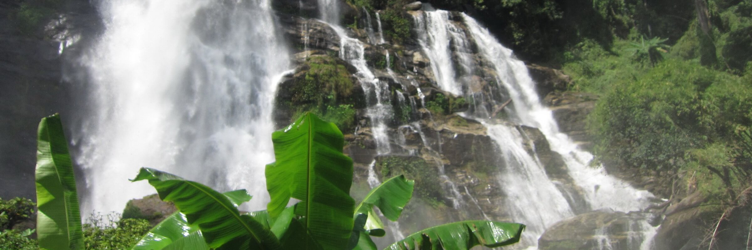 Der Vachirathan-Wasserfall ist im Ostteil des Nationalparks Doi Inthanon gelegen und fällt aus einer Höhe von 70 m aus der Mae Klang-Schlucht.