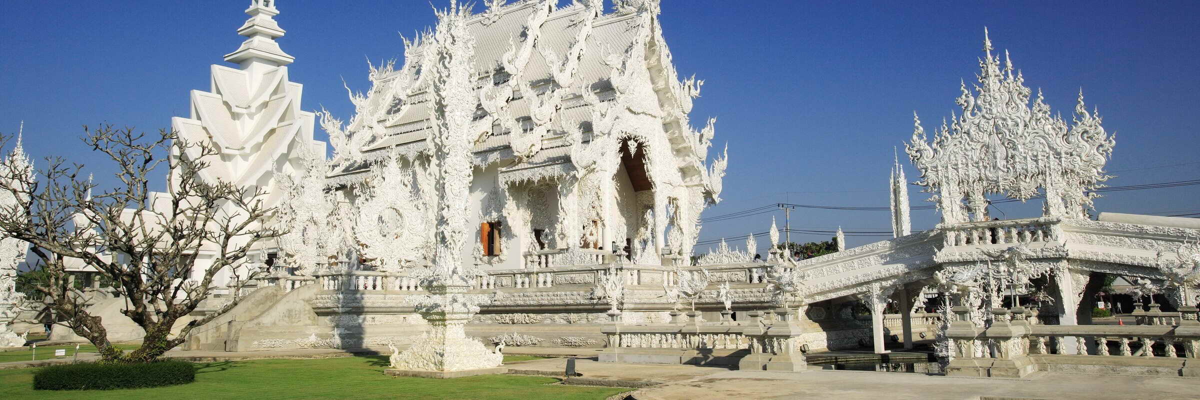 Der noch einige Jahrzehnte andauernde Bau des Wat Rong Khun (Weißer Tempel) begann 1997 und wird ausschließlich durch Spenden finanziert.