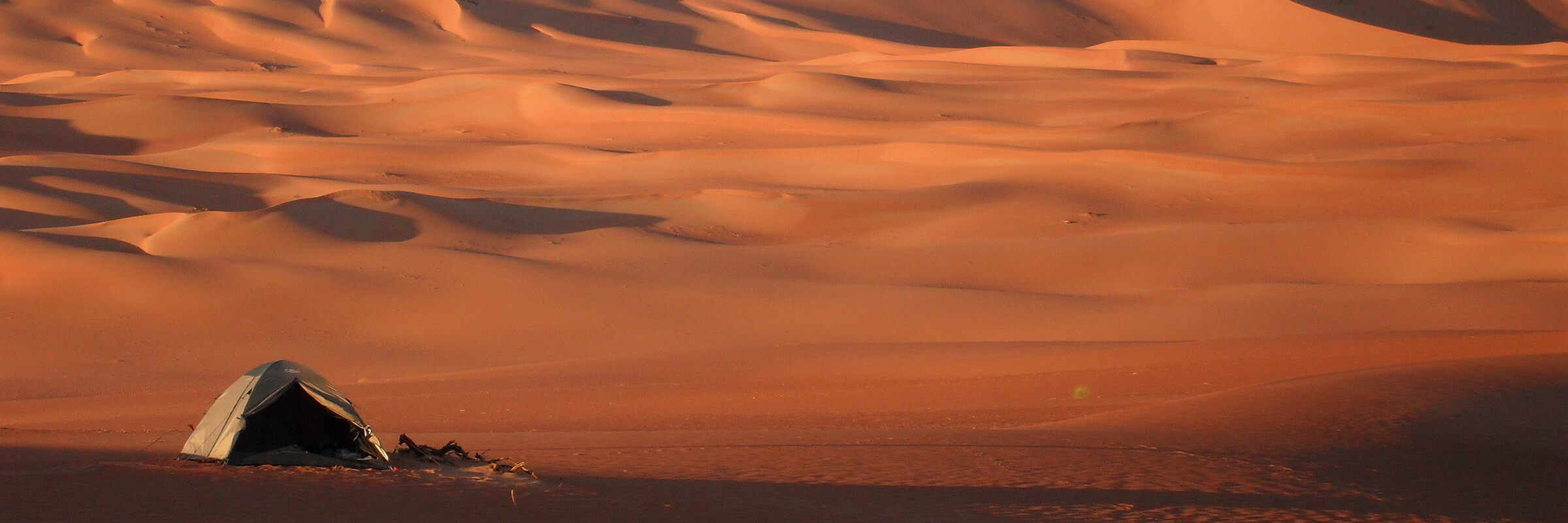 Die Wüste Wahiba Sands im Oman ist ungefähr 80 km breit und verfügt über eine Nord-Süd-Ausdehnung von 180 km. Übernachten Sie bei Ihrer Oman Reise in der Wüste in Camps.