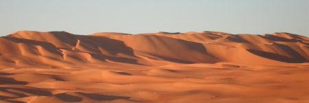 Die Wüste Wahiba Sands im Oman ist ungefähr 80 km breit und verfügt über eine Nord-Süd-Ausdehnung von 180 km. Übernachten Sie bei Ihrer Oman Reise in der Wüste in Camps.