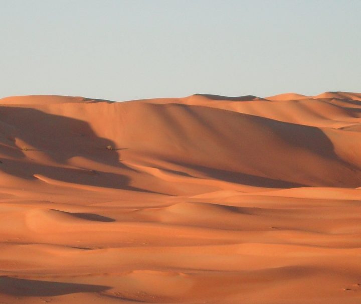 Die Wüste Wahiba Sands im Oman ist ungefähr 80 km breit und verfügt über eine Nord-Süd-Ausdehnung von 180 km. Übernachten Sie bei Ihrer Oman Reise in der Wüste in Camps.